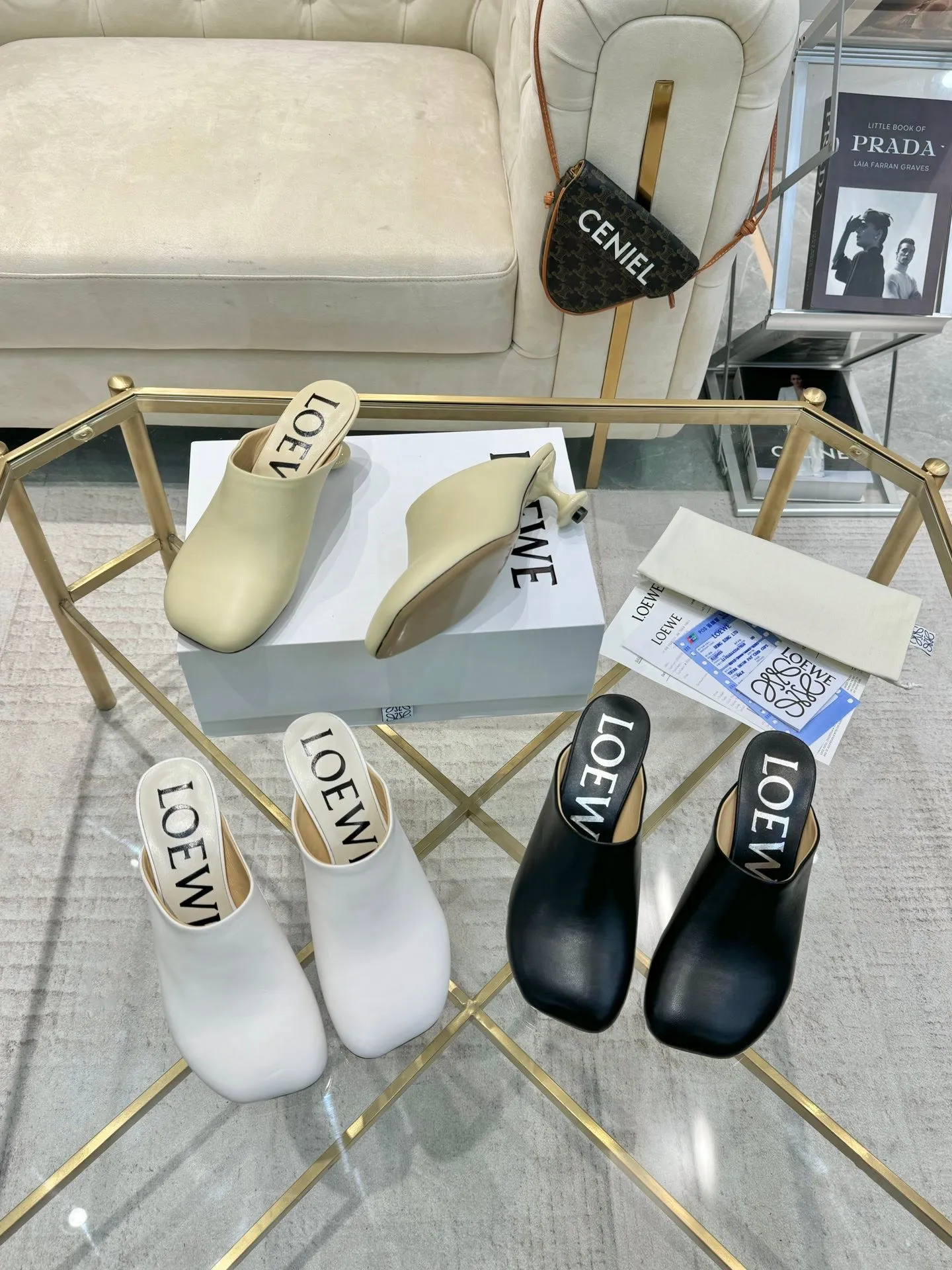 👟👟Ex-factory price 640👟👟 LOEWE‼ ️ New arrival‼ ️Imported genuine leather sole Loewe 2024/aw early spring latest catwalk color diamond series catwalk style 😘😘😘 Upper: imported super soft sheepskin lining: imported water-dyed sheepskin Outsole: original molded injection molded leather outsole Heel: original molded 1:1 Heel height: 5.5cm Size: 35-39 (40/41/42/43 custom-made, non-refundable)